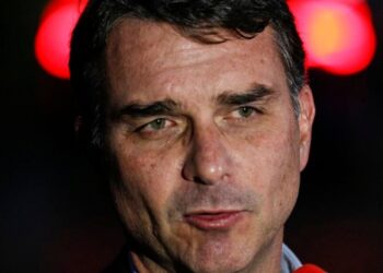 Departamento de Estado dos EUA negou que Flávio Bolsonaro tenha influenciado a decisão de classificar PCC e CV como organizações terroristas estrangeiras.