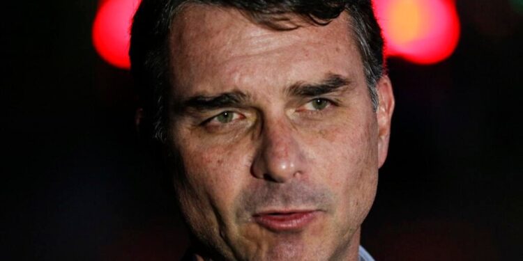 Departamento de Estado dos EUA negou que Flávio Bolsonaro tenha influenciado a decisão de classificar PCC e CV como organizações terroristas estrangeiras.
