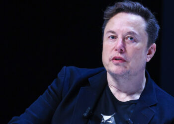 Elon Musk alcança patrimônio trilionário após abertura de capital da SpaceX. Enquanto isso, negociações entre Irã e EUA avançam, Copa de 2026 enfrenta nova polêmica migratória e protestos crescem no Congo.
