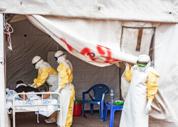República Democrática do Congo registra mais de 500 casos de ebola e 91 mortes. Autoridades alertam para desafios no controle da doença e avanço do surto para Uganda.