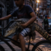 Polícia Civil investiga adolescente filmado transportando jacaré com a boca amarrada em bicicleta no Rio de Janeiro.