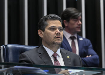 Fim da escala 6x1 avança no Senado, mas votação em plenário fica para depois das eleições de outubro.