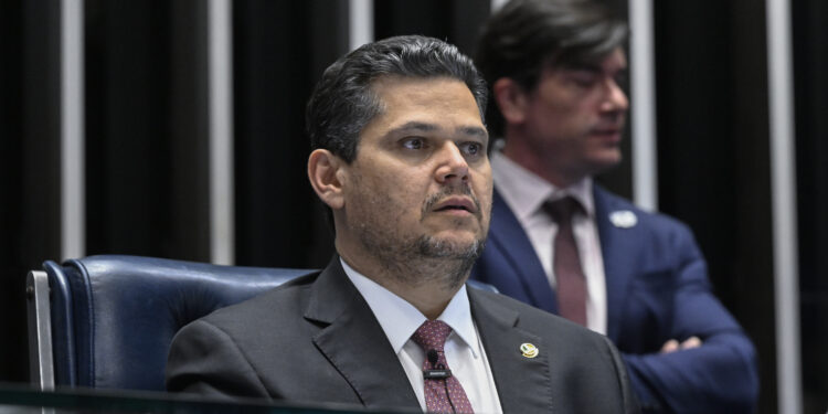 Fim da escala 6x1 avança no Senado, mas votação em plenário fica para depois das eleições de outubro.