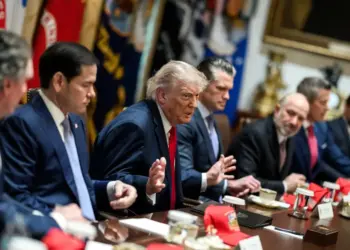 Câmara dos EUA impõe derrota rara a Trump e aprova medida para retirar tropas do conflito com o Irã
