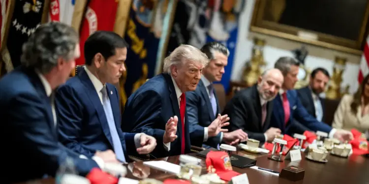 Câmara dos EUA impõe derrota rara a Trump e aprova medida para retirar tropas do conflito com o Irã