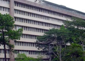 Paciente com suspeita de Ebola em São Paulo testou positivo para meningite meningocócica e permanece isolado no Instituto Emílio Ribas.
