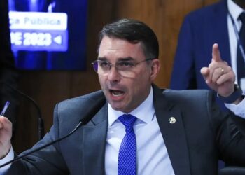Flávio Bolsonaro vira alvo de críticas nas redes após crise do PIX e ameaça de tarifaço nos EUA