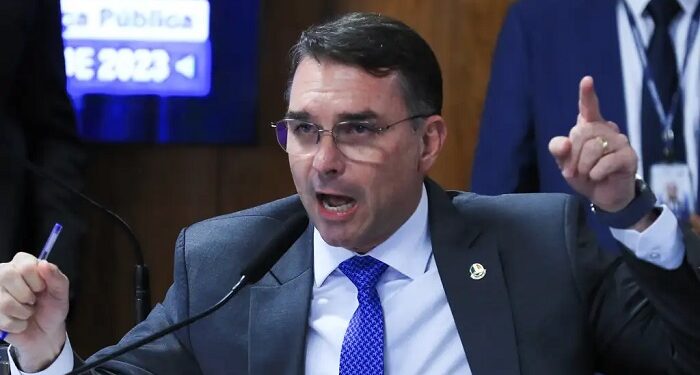 Flávio Bolsonaro vira alvo de críticas nas redes após crise do PIX e ameaça de tarifaço nos EUA