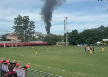 Dois helicópteros se chocaram no ar e caíram no Recreio dos Bandeirantes, no Rio de Janeiro, deixando ao menos 6 mortos na manhã deste domingo (14).