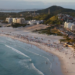 Levantamento da UFF revela que mais de 25% da zona costeira do Rio apresenta instabilidade ambiental, com áreas críticas entre Maricá e São Francisco de Itabapoana.