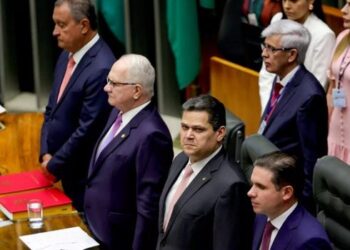 Governo, Congresso e STF travam disputa sobre controle do Orçamento. Fazenda alerta para impacto de R$ 111 bilhões por ano e Gilmar Mendes propõe súmula para conter pautas com risco fiscal.