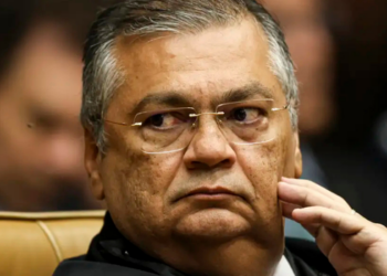 Flávio Dino mantém retirada de posts ofensivos contra David Almeida, mas afirma que críticas políticas não podem ser censuradas quando não envolvem ataques pessoais.