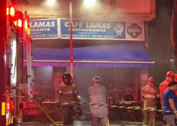 Incêndio atingiu o tradicional Café Lamas, no Flamengo. Fogo começou em uma fritadeira e foi controlado pelo Corpo de Bombeiros.