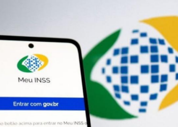 Aposentados e pensionistas devem contestar descontos indevidos do INSS para aderir ao acordo de devolução.