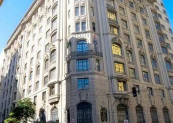 Polícia Federal cumpre mais de 100 mandados nas operações Sicarius I e II contra grupo suspeito de contrabando, lavagem de dinheiro, corrupção e crimes econômicos.