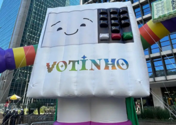 Parada do Orgulho LGBT+ de São Paulo completa 30 anos com ato na Avenida Paulista, defesa do voto, diversidade e políticas públicas para a população LGBTQIA+.
