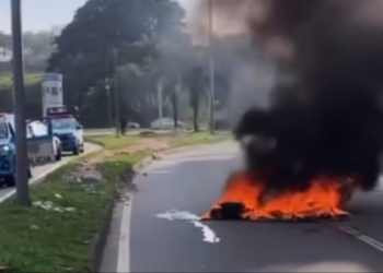 Criminosos incendiaram barricadas e interditaram trechos da Avenida Ayrton Senna, na Barra da Tijuca, durante a manhã deste sábado (27). Um ônibus abandonado sem as chaves também bloqueou a pista.