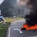 Criminosos incendiaram barricadas e interditaram trechos da Avenida Ayrton Senna, na Barra da Tijuca, durante a manhã deste sábado (27). Um ônibus abandonado sem as chaves também bloqueou a pista.