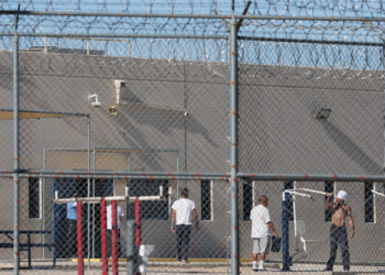 Alta na mortalidade de imigrantes detidos nos EUA amplia pressão sobre política migratória de Trump.