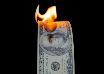 Inflação nos EUA volta a acelerar em maio, puxada por energia e gasolina, e aumenta cautela sobre juros.