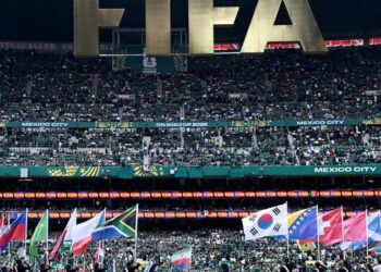 Copa do Mundo de 2026 terá jogadores nascidos em diferentes países defendendo outras seleções, em reflexo da migração, dupla nacionalidade e globalização do futebol.