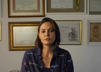 Crise entre Michelle e Flávio Bolsonaro expõe racha no PL após debate sobre apoio a Ciro Gomes no Ceará para as eleições de 2026.