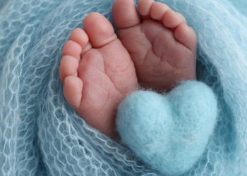 Cardiopatia congênita afeta cerca de 30 mil bebês por ano no Brasil. Especialistas alertam para sinais como cansaço ao mamar, lábios arroxeados e baixo ganho de peso.