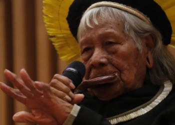 Cacique Raoni Metukire, de 94 anos, segue internado em UTI em São Paulo após cirurgia para tratar obstrução intestinal, com boa evolução clínica.