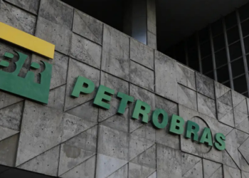 Petrobras anuncia redução de R$ 0,3515 por litro no preço do diesel para distribuidoras. Medida acompanha subsídio federal criado para amenizar os efeitos da volta dos tributos sobre combustíveis.