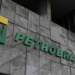 Petrobras anuncia redução de R$ 0,3515 por litro no preço do diesel para distribuidoras. Medida acompanha subsídio federal criado para amenizar os efeitos da volta dos tributos sobre combustíveis.