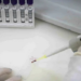 Autoridades de saúde descartam ebola em dois casos suspeitos no Brasil, no Rio de Janeiro e em São Paulo. Pacientes seguem internados e sob investigação por outras doenças.