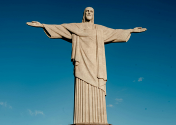 Tapetes de Corpus Christi no Cristo Redentor foram produzidos com patchwork e materiais reciclados. Projeto uniu fé, sustentabilidade e inclusão social envolvendo mulheres de comunidades do Rio.
