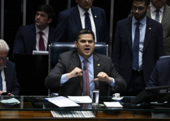 PEC que prevê o fim da escala 6x1 avança no Senado e discussão sobre rito de tramitação pode influenciar prazo para votação. Governo espera concluir análise ainda em agosto.