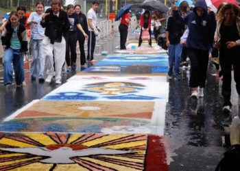 Celebração de Corpus Christi reúne centenas de fiéis no Centro do Rio de Janeiro com 100 tapetes religiosos, homenagem a Marielle Franco e manifestações de fé na Catedral Metropolitana.