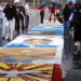 Celebração de Corpus Christi reúne centenas de fiéis no Centro do Rio de Janeiro com 100 tapetes religiosos, homenagem a Marielle Franco e manifestações de fé na Catedral Metropolitana.