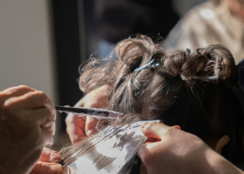 Expo Hair RJ 2026 acontece em São Gonçalo com entrada gratuita mediante doação de alimentos. Evento reúne profissionais da beleza, cursos, workshops e oportunidades de negócios.