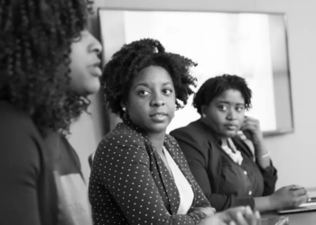 Levantamento mostra que jovens mulheres negras continuam enfrentando maiores dificuldades para conseguir emprego, obter renda e acessar oportunidades profissionais no Brasil.