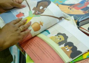 Projeto Bienal nas Escolas promove encontros com autores, distribuição de livros e atividades literárias em escolas públicas do Rio de Janeiro para estimular o hábito da leitura entre crianças.