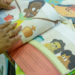 Projeto Bienal nas Escolas promove encontros com autores, distribuição de livros e atividades literárias em escolas públicas do Rio de Janeiro para estimular o hábito da leitura entre crianças.