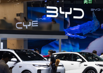 Levantamento da Fenabrave aponta avanço de marcas chinesas no Brasil, com BYD e Geely liderando vendas em 19 estados. Volkswagen Polo ainda é o mais vendido no país.