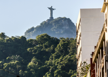 Governo do Rio suspende atividades fiscais de 19 empresas ligadas ao Grupo Refit em investigação sobre combustíveis e sonegação fiscal que já supera R$ 13 bilhões.