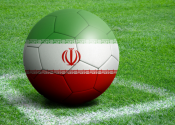 Seleção do Irã chega ao México para a Copa do Mundo de 2026 em meio às tensões com os Estados Unidos. Equipe enfrenta restrições de vistos e altera local de concentração.