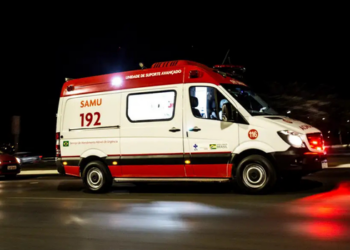 Equipes do Samu-RJ passam por treinamento especializado para atendimento de casos suspeitos de ebola. Medida preventiva inclui ambulâncias adaptadas e protocolos de biossegurança.