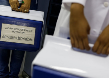 Ministério da Saúde investiga três casos graves registrados após a aplicação da vacina contra a dengue do Instituto Butantan. Dois pacientes morreram e um recebeu alta após tratamento intensivo.