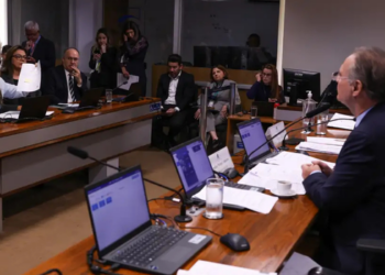 Senadores pressionam BRB por transparência após atraso na divulgação do balanço de 2025. Banco prevê necessidade de R$ 8,8 bilhões para reequilibrar operações.
