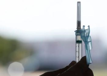Autoridades de saúde do Rio de Janeiro reforçam vacinação contra gripe antes do inverno e alertam para aumento de doenças respiratórias. Cobertura vacinal segue abaixo da meta.