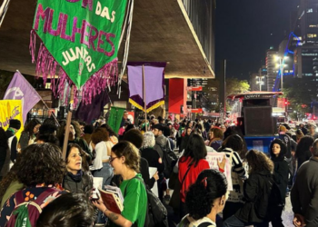 Manifestantes realizaram ato na Avenida Paulista contra a suspensão da resolução do Conanda sobre atendimento humanizado a vítimas de violência sexual. Protesto reuniu coletivos feministas e movimentos sociais.
