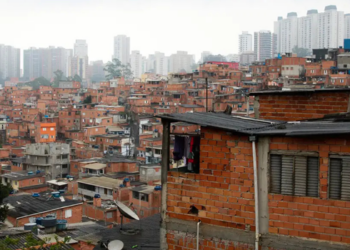 Operação da Polícia Militar em Paraisópolis deixa homem baleado, gera confronto e reforço policial na zona sul de São Paulo. Caso está sob investigação.
