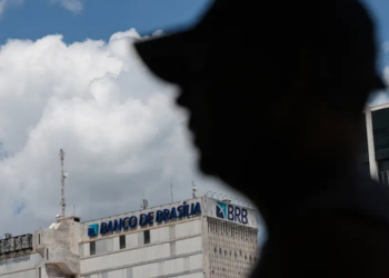 Câmara Legislativa do DF aprova empréstimo de R$ 6,6 bilhões para o BRB com recursos do FGC em meio a prejuízos ligados ao Banco Master. Proposta segue para sanção.
