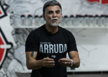 Ricardo Rocha, ex-zagueiro da Seleção Brasileira e campeão da Copa de 1994, foi detido no Aeroporto do Galeão por mandado de prisão relacionado a dívida de pensão alimentícia.